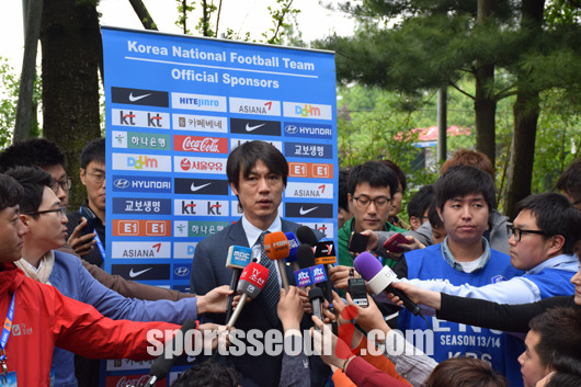 홍명보(가운데) 축구 국가 대표팀 감독이 12일 파주국가대표팀 트레이닝센터에 입소해 기자회견에 임하고 있다. / 파주 NFC = 홍지수 인턴기자