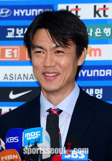 홍명보 대표팀 감독이 2014 브라질월드컵 전지훈련을 위해 30일 오전 인천국제공항에서 미국 마이애미로 출국하기에 앞서 기자회견을 갖고 있다. / 인천국제공항 = 김슬기 인턴기자