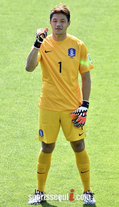 정성룡은 홍명보호의 주전 골키퍼 1순위다. 사진은 지난 22일 파주국가대표팀트레이닝센터에서 한국 대표팀 유니폼을 입은 채 주먹을 불끈 쥐고 있는 정성룡. / 최진석 기자