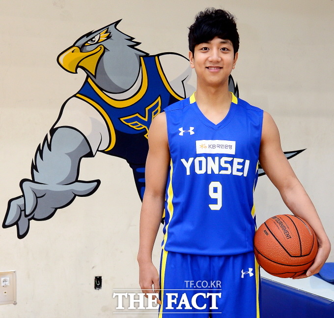 허훈은 올해 1학년임에도 불구하고 일약 팀의 주전가드로 올라섰을 정도로 수준급의 실력을 보유하고 있다. 연세대 허훈이 지난달 25일 '더팩트'와 인터뷰에서 포즈를 취하고 있다.