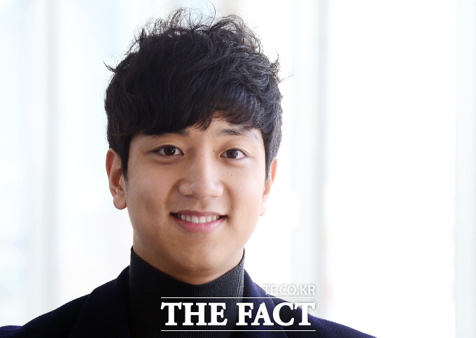 연세대 농구부 1학년 허훈이 '더팩트' 카메라를 보고 활짝 웃고 있다. /연세대 체육관=이새롬 기자