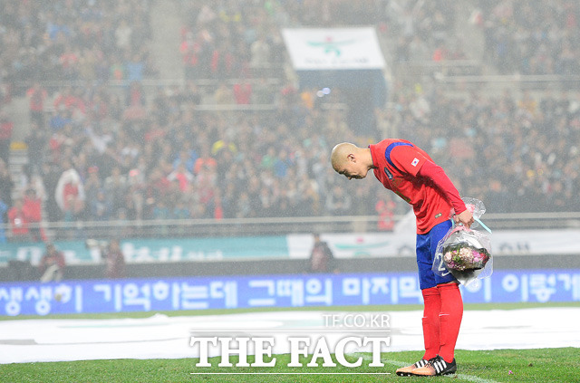 '이젠 안녕!' 차두리가 은퇴식에서 고개 숙여 인사하고 있다.
