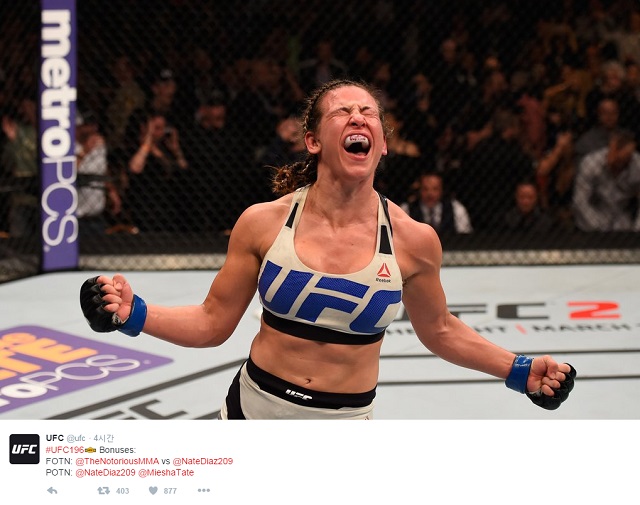 '챔피언 테이트!' 미샤 테이트가 6일 UFC 196 코메인이벤트 여자 밴텀급 타이틀매치에서 홀리 홈을 제압했다. / UFC 트위터 캡처