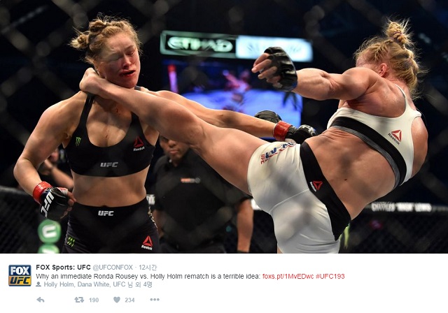 '로우지 실신 KO패!' 홀리 홈(오른쪽)이 지난해 11월 최강 챔피언 론다 로우지를 제압했다. / 폭스스포츠 트위터 캡처