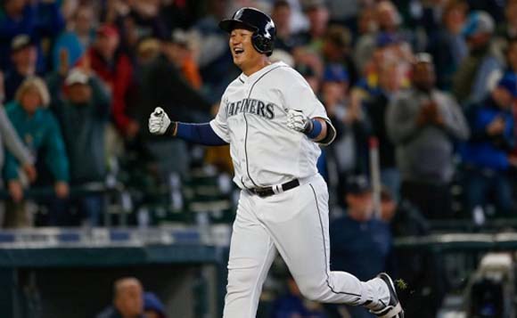 '이대호 홈런!' 이대호가 11일 열린 2016 메이저리그 탬파베이 레이스와 홈 경기에서 7번 타자 1루수로 선발 출장해 3점포 포함 4타수 1안타 3타점을 기록했다. /시애틀 매리너스 트위터 캡처