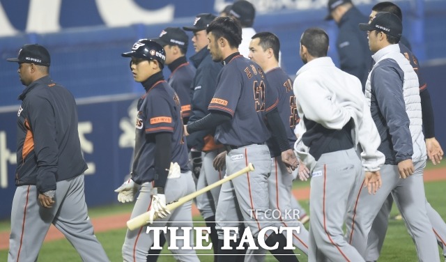 씁쓸한 분위기! 지난달 27일 두산과 원정 경기에서 2-8로 역전패한 한화 선수들이 무거운 발걸음을 옮기고 있다. / 더팩트 DB