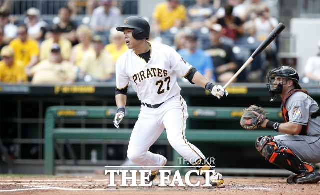 강정호 홈런! 강정호가 23일 열린 2016 메이저리그 샌프란시스코 자이언츠와 홈 경기에서 4번 타자 3루수로 선발 출전해 시즌 10호포 포함 4타수 1안타 1타점을 기록햇다. / 더팩트 DB