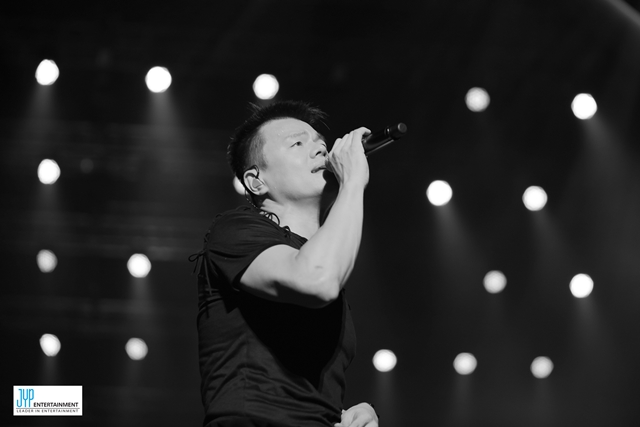 '2016 JYP 네이션' 무대에 선 박진영. 그는 60세까지 가수를 하고 싶다고 말했다. /JYP엔터테인먼트 제공