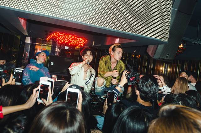 송민호X바비 유닛 MOBB. 위너 송민호와 아이콘 바비 유닛 MOBB가 데뷔 미니앨범 'The MOBB'에 팬들을 위한 보너스를 준비해 관심을 끌었다. /YG엔터테인먼트 제공