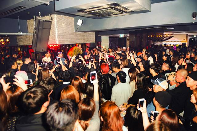 MOBB는 22일 오후 10시부터 다음날 오전 2시까지 이태원 클럽에서 열린 'MOBB NIGHT' 호스트가 돼 파티를 진행했다. /YG엔터테인먼트 제공