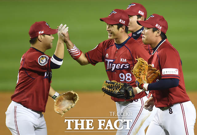 아름다운 패자 KIA! KIA가 11일 잠실구장에서 열린 2016 타이어뱅크 KBO리그 포스트시즌 와일드카드 결정전 2차전 LG와 원정 경기에서 0-1로 패하며 플레이오프 진출에 실패했으나 선수들의 호수비는 빛났다. / 잠실구장 = 최용민 기자