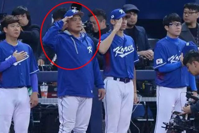 2017 월드베이스볼클래식(WBC)에서 예선 탈락이 확정된 한국 야구대표팀에 대한 비난 여론이 들끓고 있다. 특히 김태균 거수경례에 대해 '태도 논란'이 불거졌다. /온라인 커뮤니티 갈무리