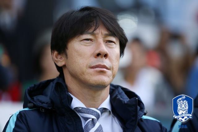 또 수비 불안! 한국이 러시아전에 이어 모로코전에서도 수비 불안으로 대량 실점하며 고개를 숙였다. 심각한 표정으로 경기를 지켜보는 신태용 감독. /빌-비엔(스위스)=대한축구협회 제공