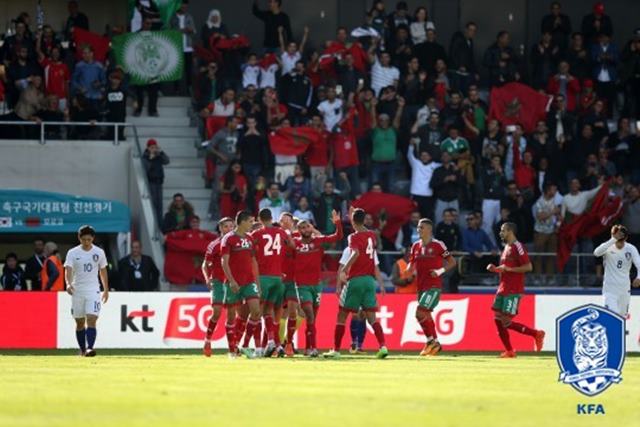신태용호의 운명은? 신태용호가 유럽 원정 두 경기에서 졸전 끝에 패하면서 월드컵 본선에 대한 우려의 목소리가 커지고 있다. 모로코전에서 실점한 뒤 아쉬워 하는 한국 선수들(흰색 유니폼). /빌-비엔(스위스)=대한축구협회 제공