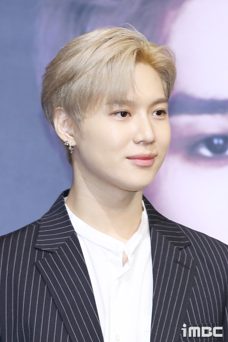 미소머금고 이미지