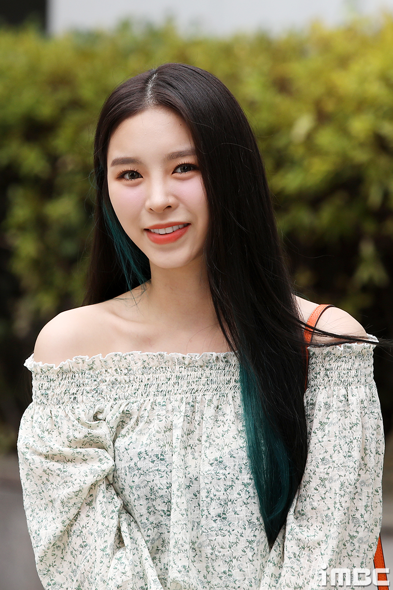 미소머금고 이미지