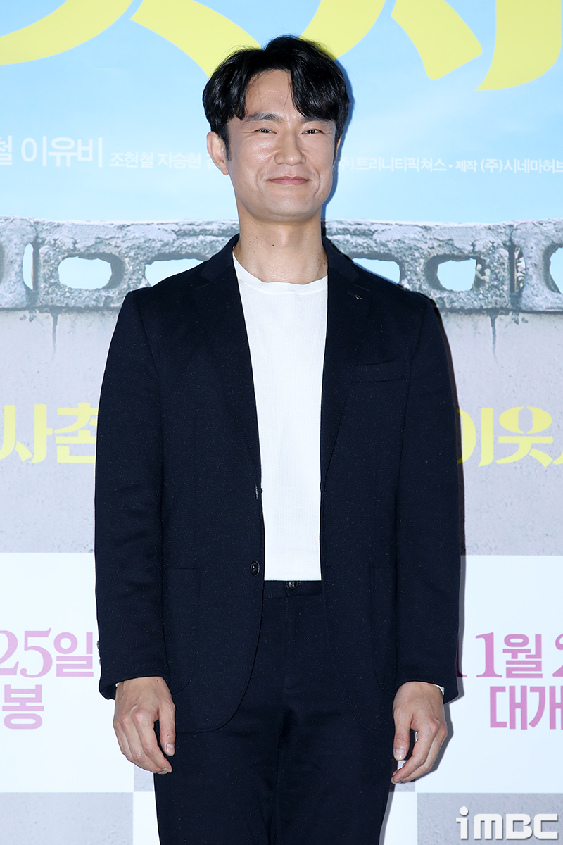 미소머금고 이미지