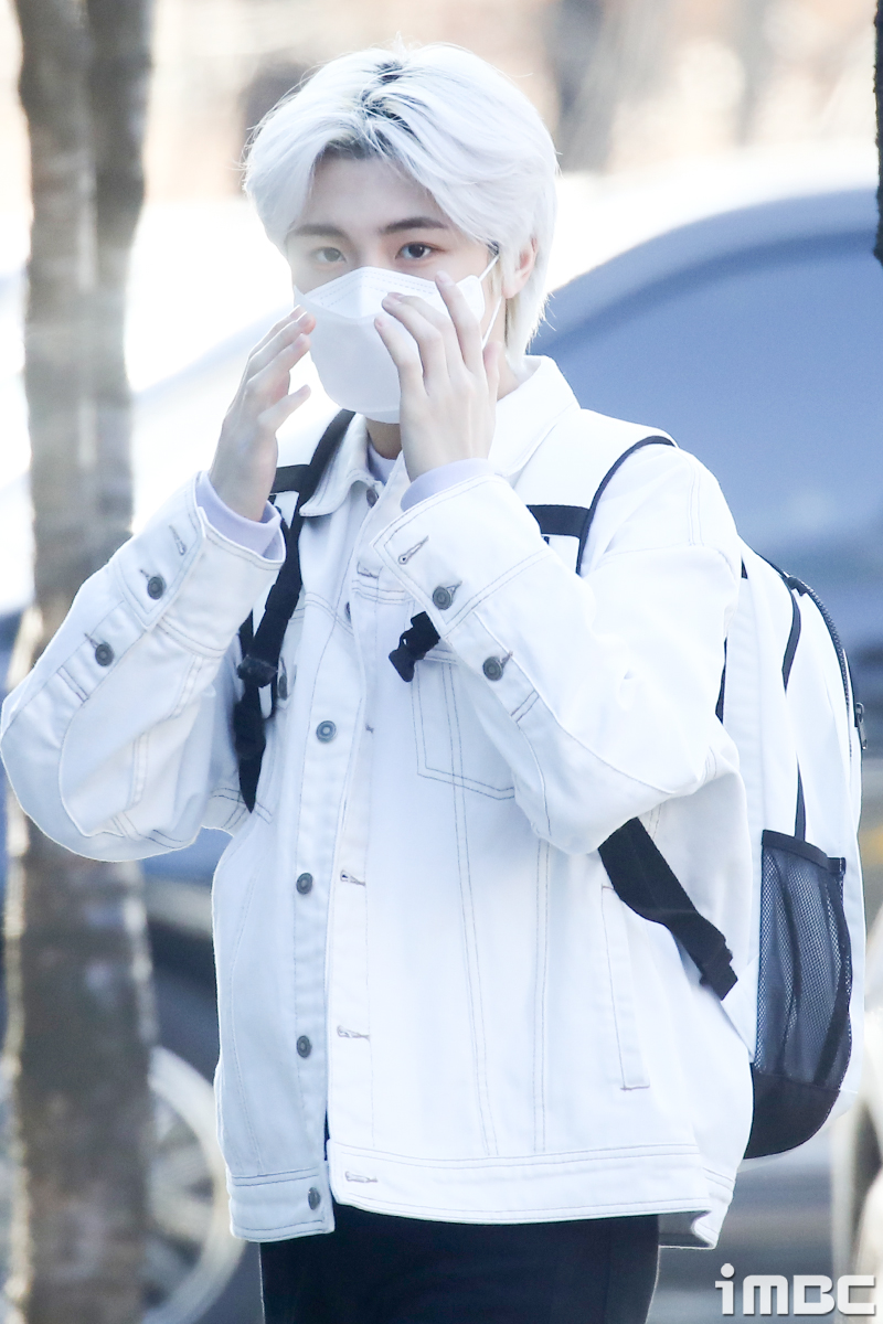 [포토] 성민, 출근길 시작은 마스크 점검과 함께