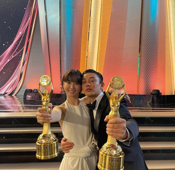 유아인, 정유미와 '2021 청룡영화제' 인증샷 "함께라 기뻐" [인스타]