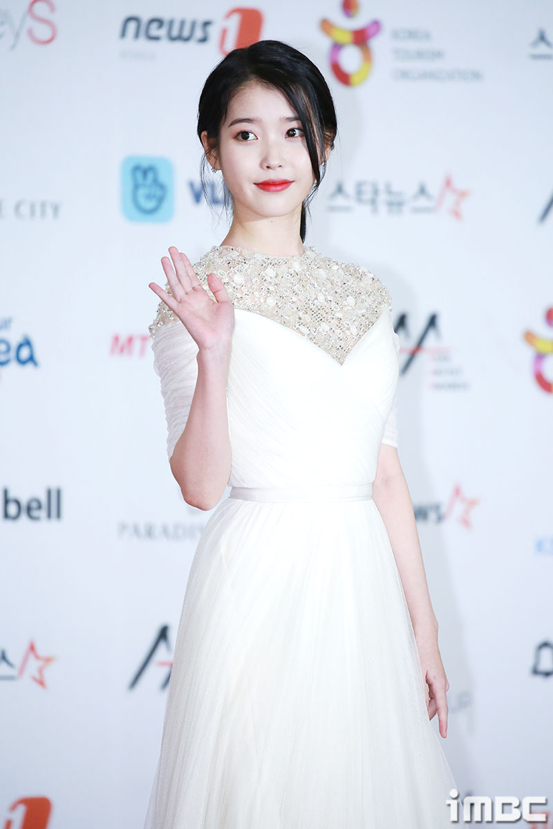 아이유 2관왕, 블랙핑크·강다니엘·방탄소년단도 선전