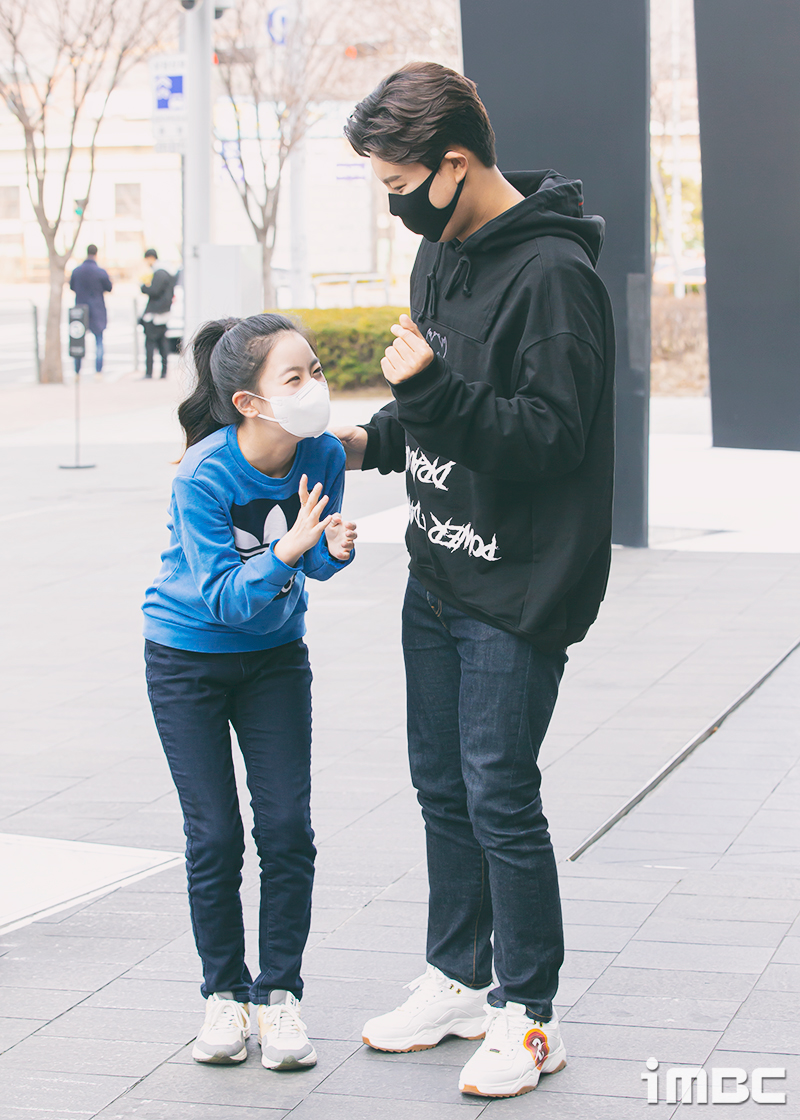 [포토] 오유진-진해성, '청청' 커플룩 입고 폭소만발