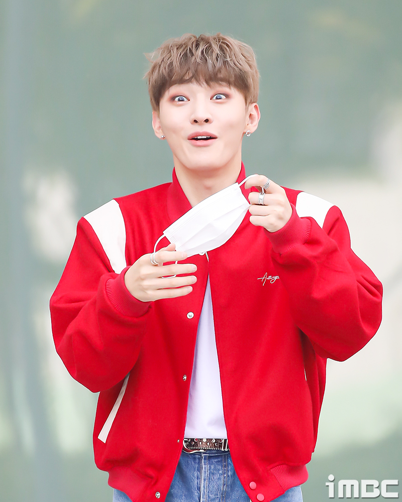 [포토] 윤지성, '아차 마스크!' 깜짝 놀란 토끼눈