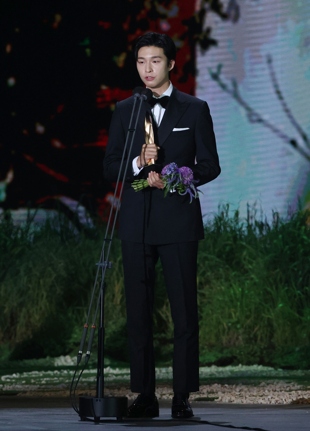 홍경, 수상소감 '어설퍼도 괜찮아' [이슈iN]