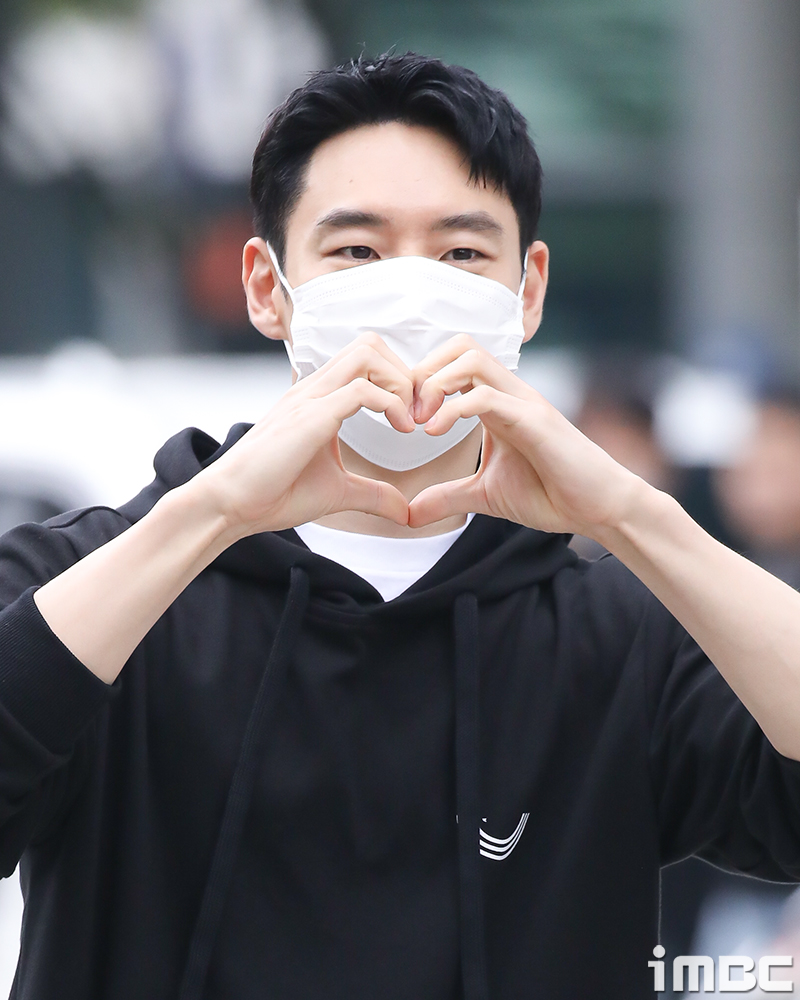 [포토] 이제훈, 모범적 '하트콤보' 김도기