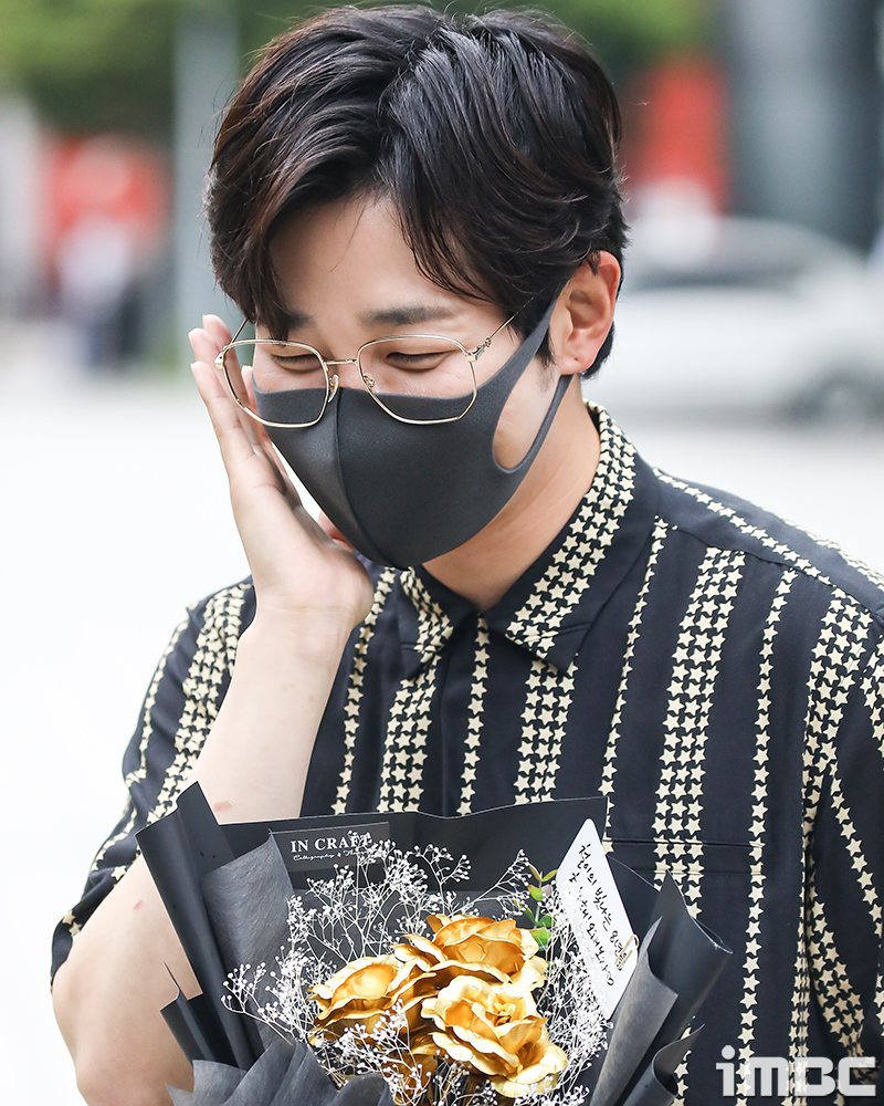 [포토] 딘딘, '데뷔 8주년 팬들의 축하 속 퇴근~!'