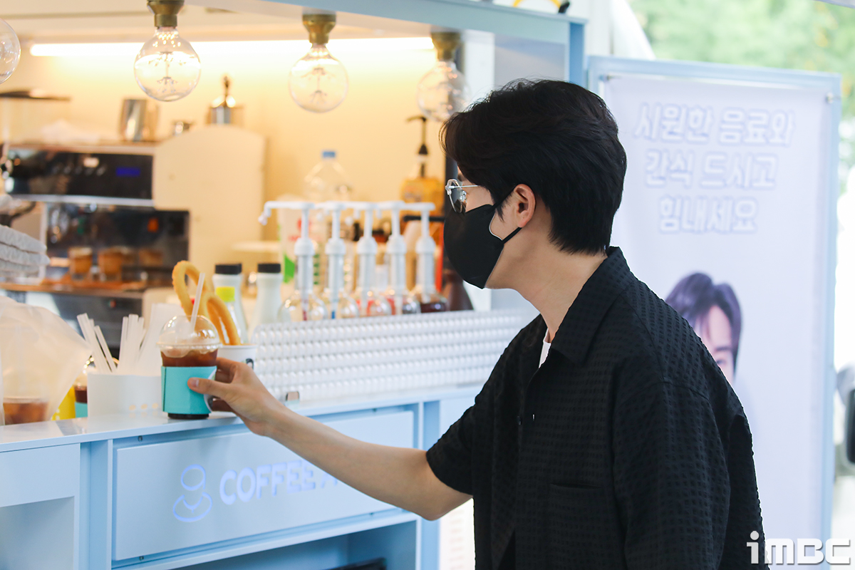 [포토] 신유, '뭐 이런걸 다~' 커피차 인증