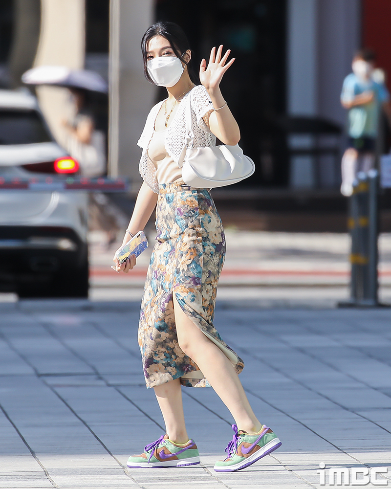 [포토] 조이, 시원한 '트임 스커트' 휘날리며~