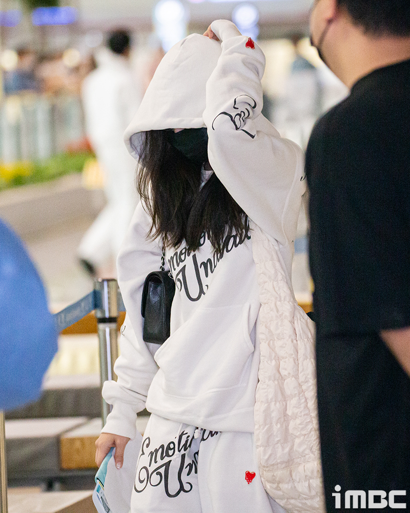 [포토] 블랙핑크 제니, '공항 붐붐벼 붐벼야~'