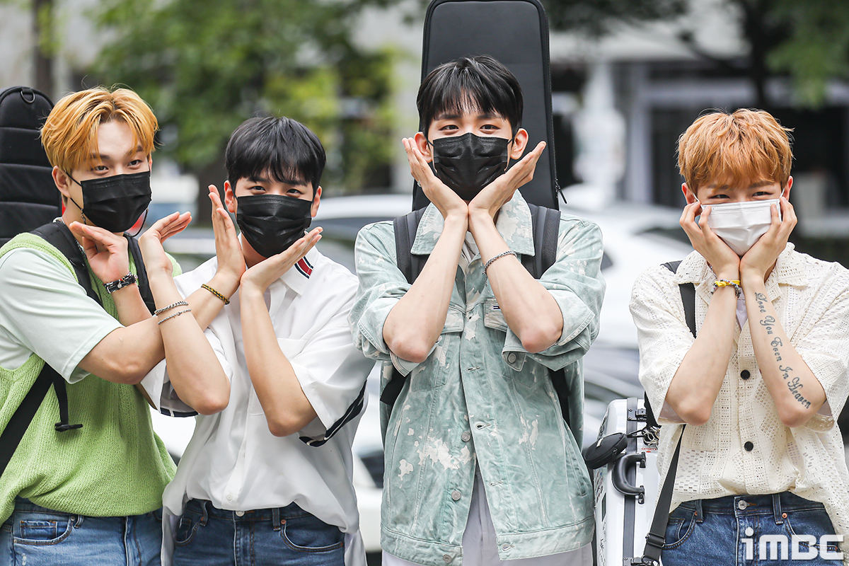 [포토] 루시, 보기 힘든 단체 '꽃받침~'