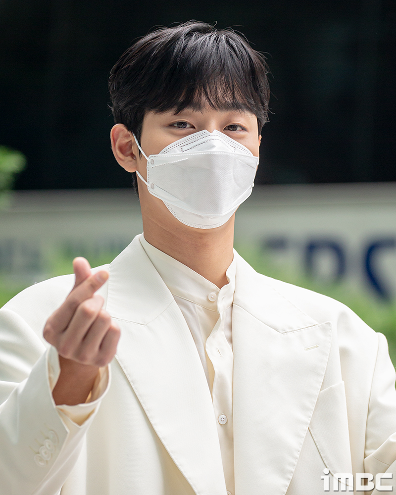 [포토] 안효섭, 올 화이트 '하람'