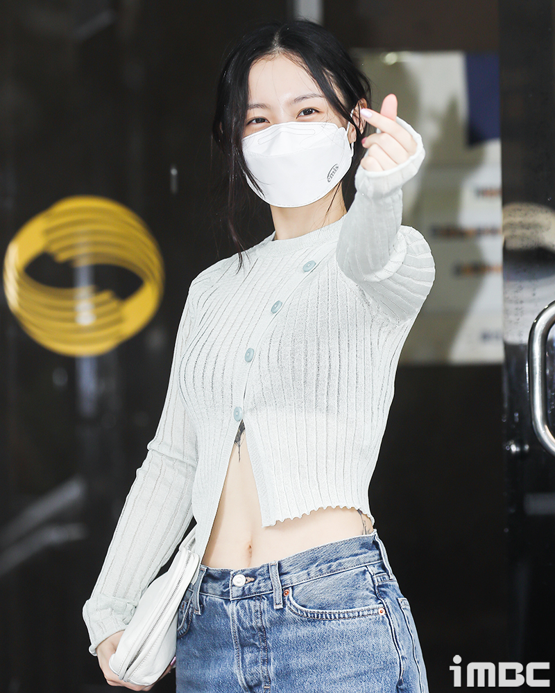 [포토] 이하이, 복근 노출 '시원한 하트~!'