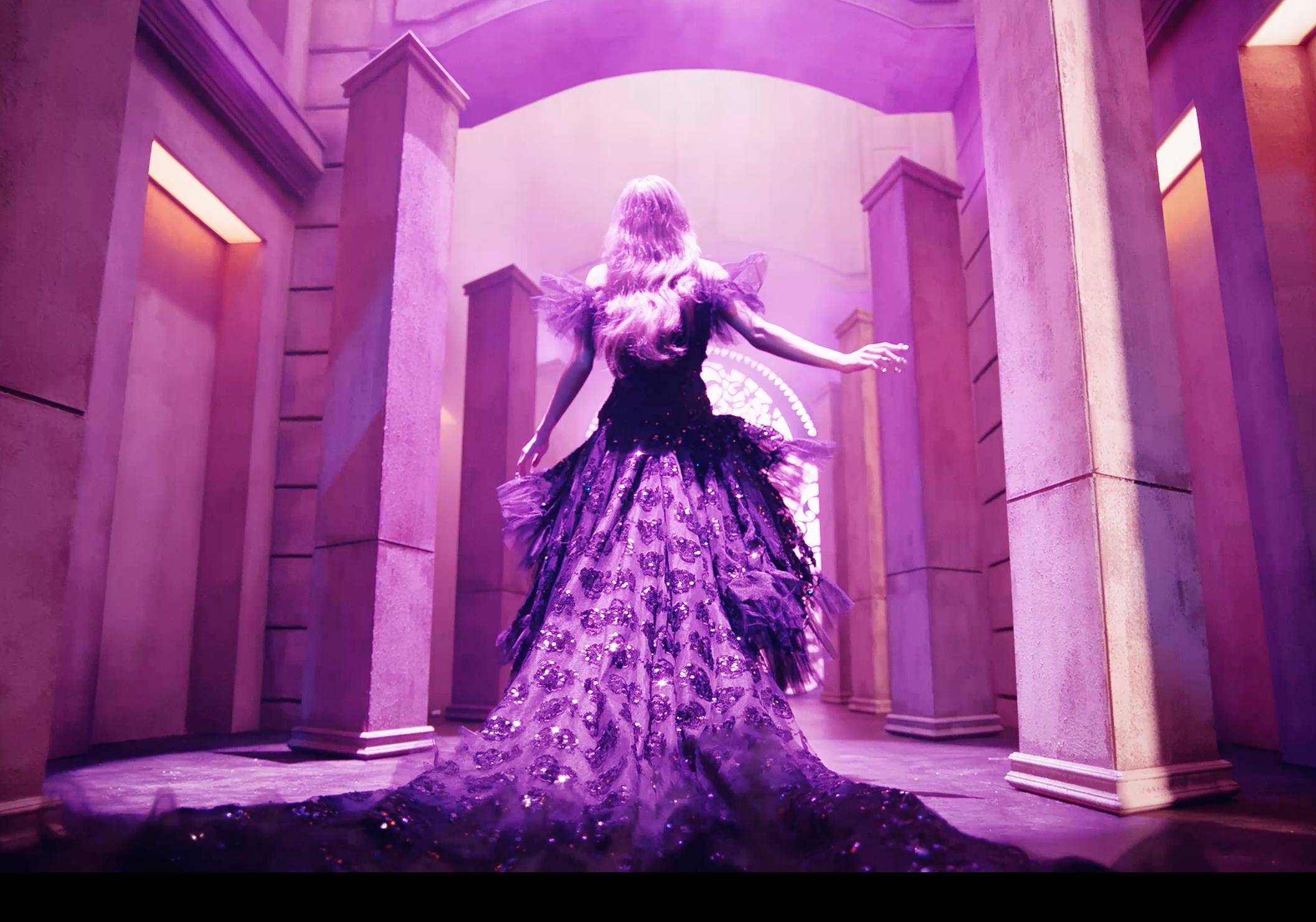 리사 뮤비티저 속 아우라…블랙핑크 팬 열광