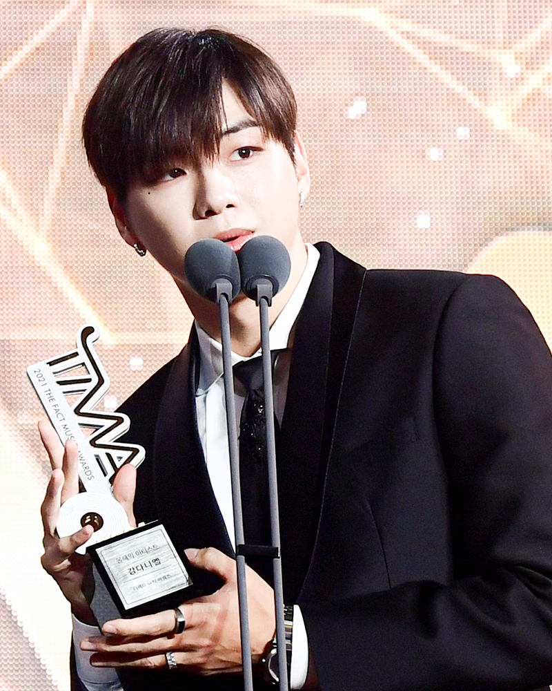 [포토] 강다니엘, 상 받은 사람 '나야나~'