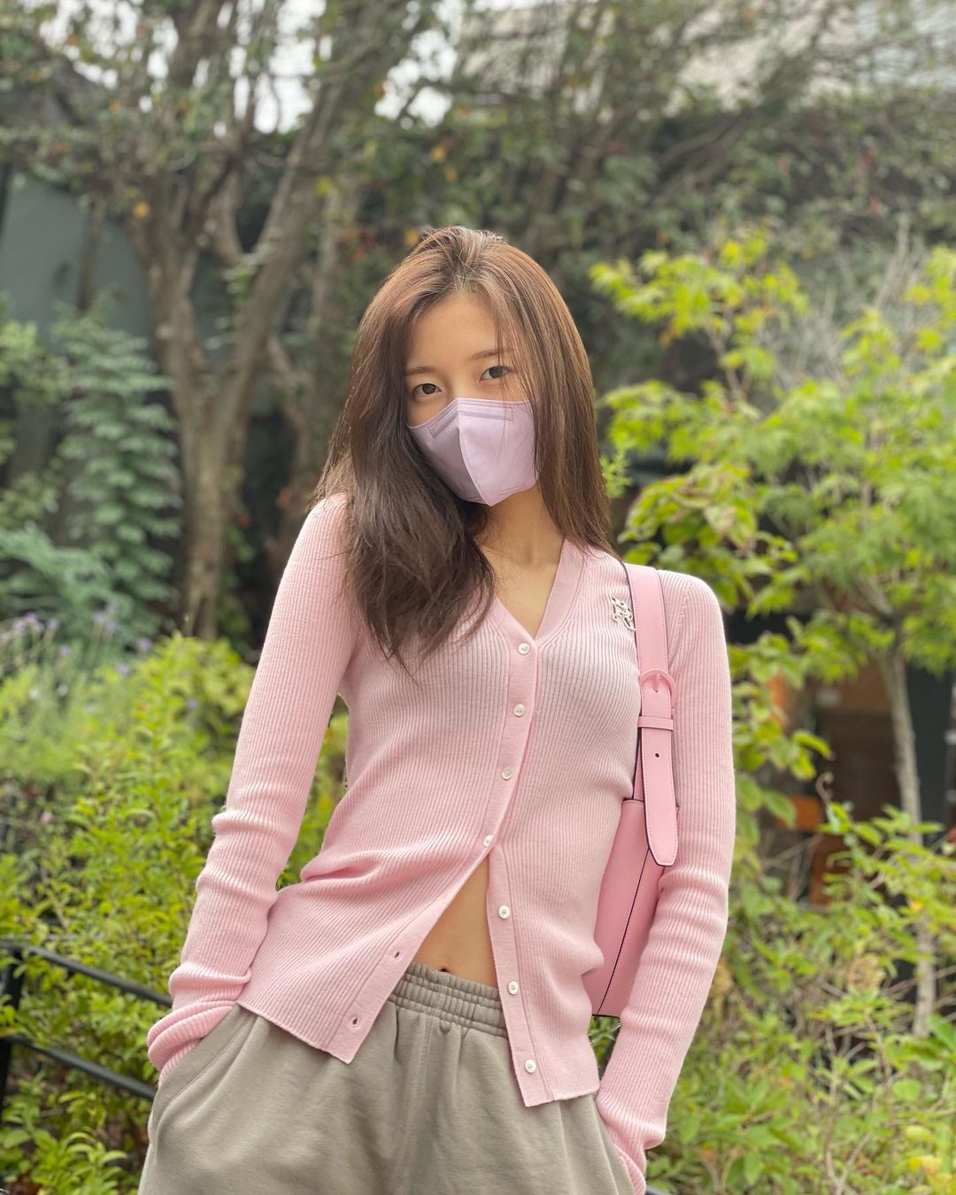 오마이걸 아린, 슬림 허리+여신 비주얼…핑크 완벽소화 [인스타]