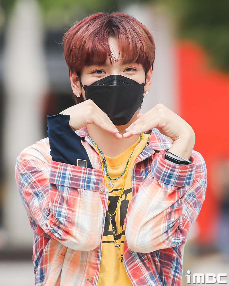 [포토] 엔플라잉 김재현, '꽃받침' 하면 심쿵 터뷸런스~