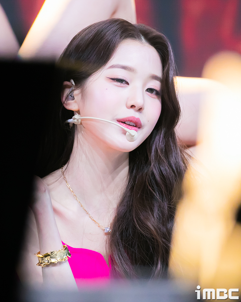 [움짤] 장원영, '일레븐' 공연 도중 사라져?! 찾아보니...