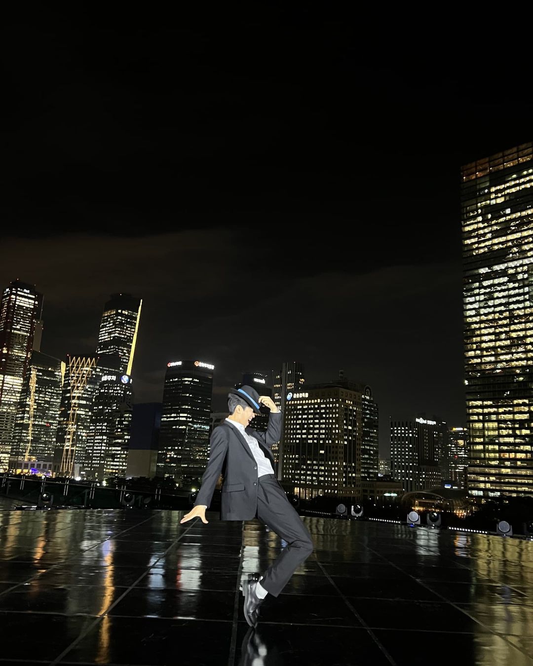 임영웅, 춤선 까지 완벽한 '댄싱 히어로' [인스타] 