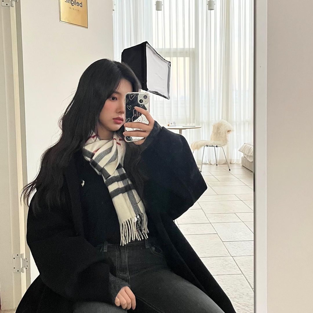 강혜원, 팬들 설레게 하는 거울셀카…완벽 비주얼 자랑 [인스타] 