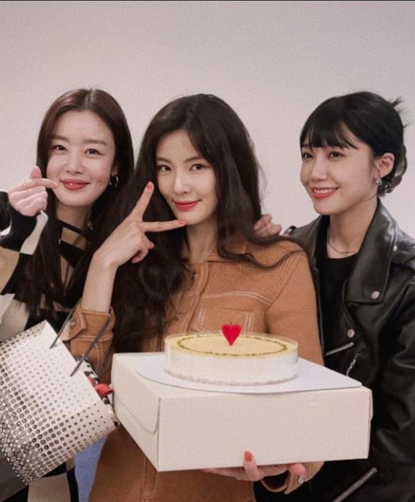 '이광수♥' 이선빈, 생일 맞아 '술도녀'와 찐우정 과시 [인스타]