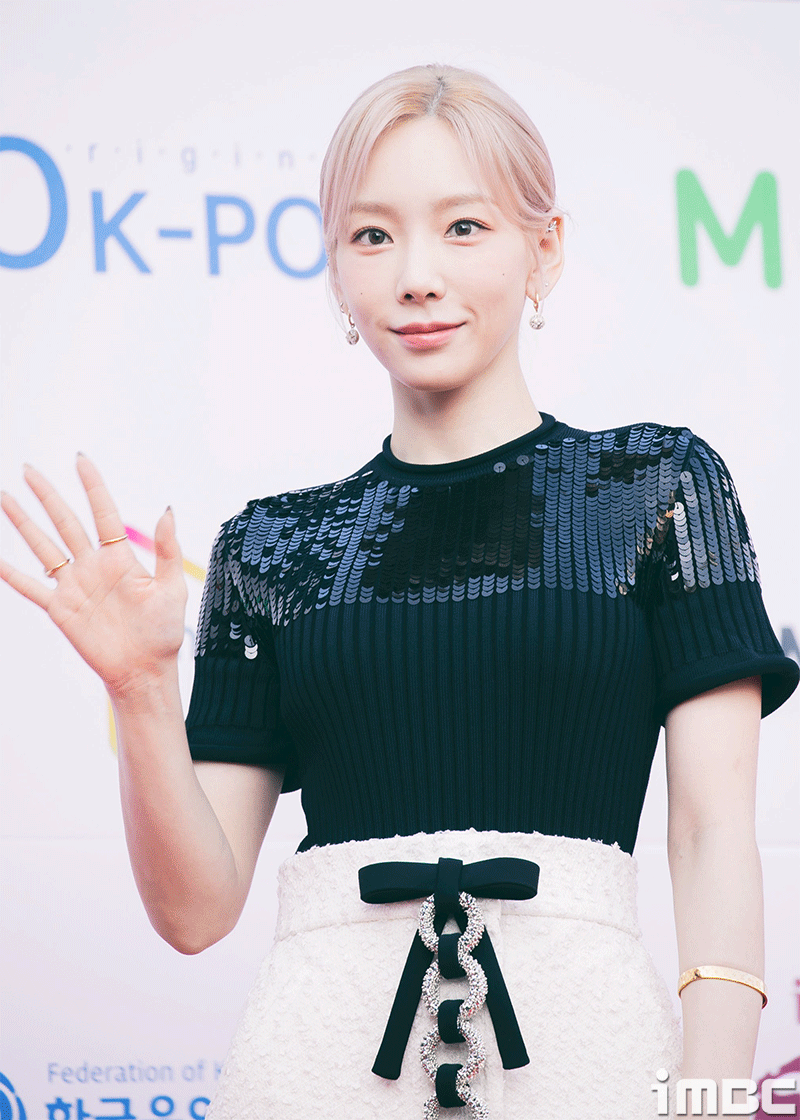 [움짤] 태연, '핑크 팅커벨' Weekend~