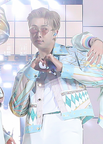 [포토] 방탄소년단(BTS) RM, '어서와~ 쭌하트는 처음이지?'