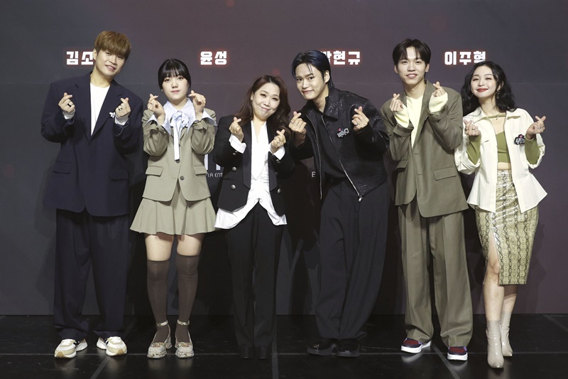 '싱어게인2' 김기태→신유미, 응원봉부터 엽서북까지 '굿즈 탄생'