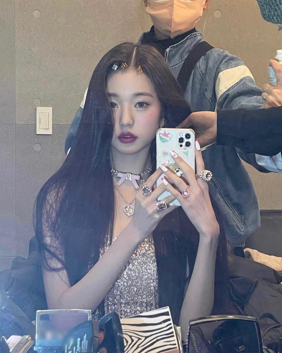아이브 장원영, 인형 아니야? 믿을 수 없는 완벽 비주얼 [인스타]