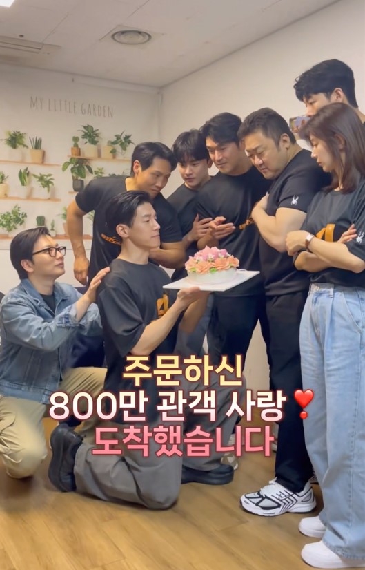 ‘범죄도시4’ 김무열, 마동석에 무릎 꿇어 “800만 감사합니다”