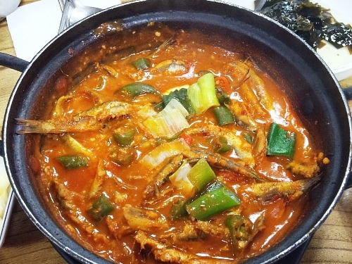 죽방렴 멸치쌈밥 Vs 해녀의 손맛 성게비빔밥