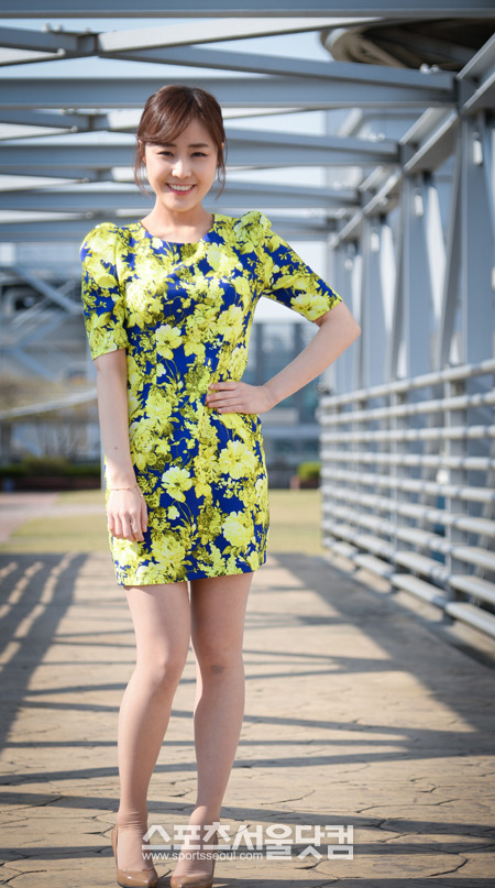 신 아나운서는 담담하게 아나운서가 예전부터 꿈이었다고 말했다. 신 아나운서가 포즈를 취하고 있다. / 이효균 기자